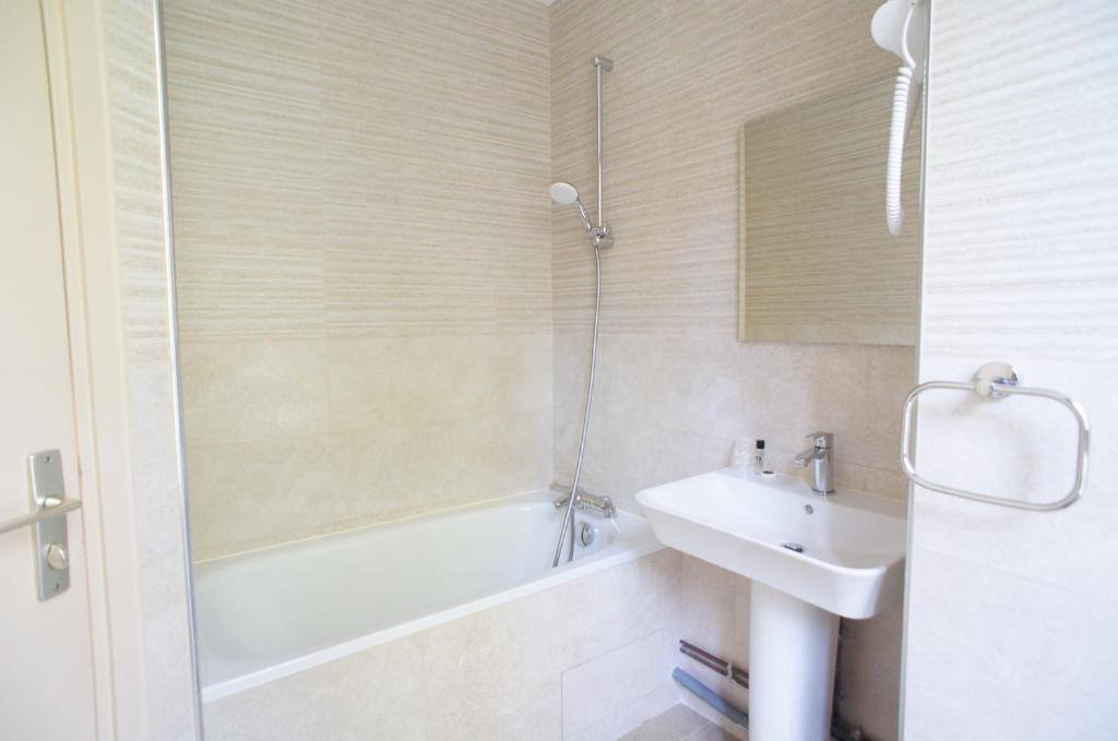 Hôtel De France - Twin Room