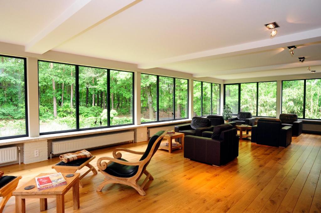 a large living room with a lot of windows at B&B De Meren in Aarschot