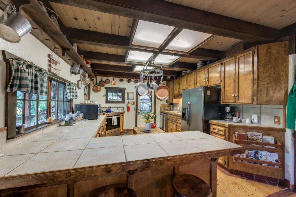 una gran cocina con armarios de madera y una gran isla en The Davies Family Inn, en Placerville