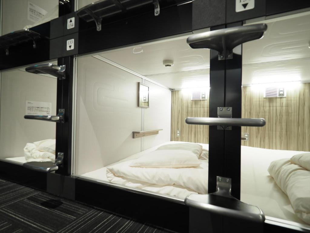 Postel nebo postele na pokoji v ubytování LEO YU Capsule Hotel Nishifunabashi