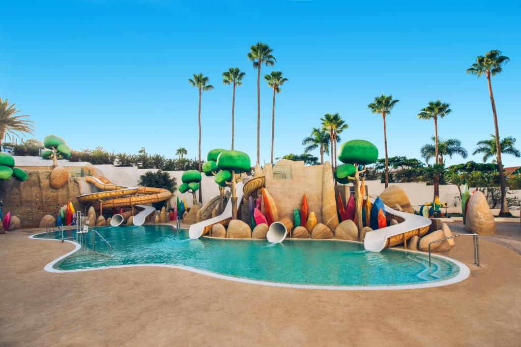 un parque acuático en un complejo con tobogán acuático en Iberostar Waves Bouganville Playa, en Adeje