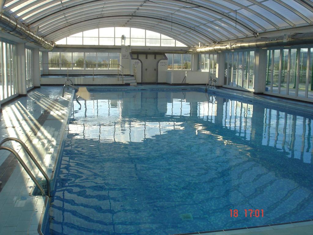 ein großer Pool in einem großen Gebäude in der Unterkunft RELAX, MAR Y MONTAÑA in Tavernes de la Valldigna