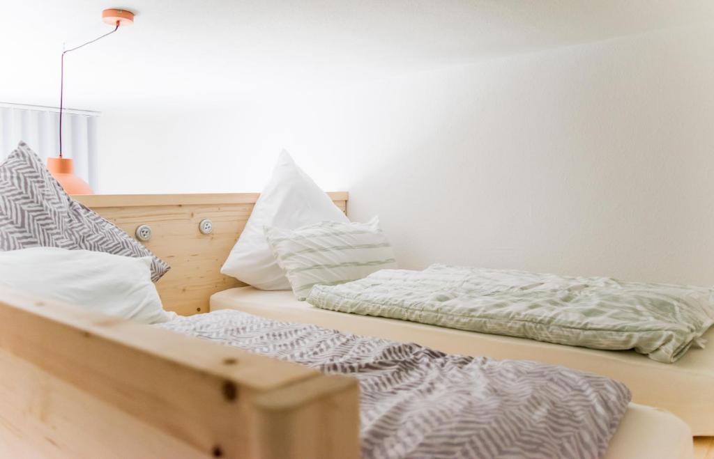 a bedroom with two beds and a lamp at Wohnung in TOP-Lage - Direkt am Bahnhof in Bad Wimpfen