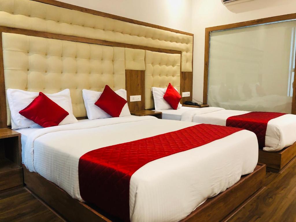 Llit o llits en una habitació de Hotel BKC Garden - Near US Embassy Bkc Mumbai