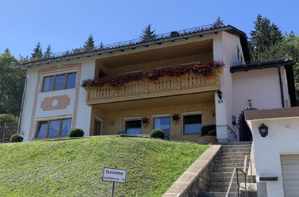 Casa con balcón en la cima de una colina en Gästehaus Erna Meier en Bayerisch Eisenstein