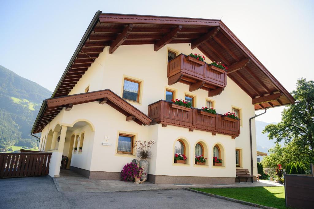 ein Haus mit Balkon darüber in der Unterkunft Appartements Spitaler in Ried im Zillertal