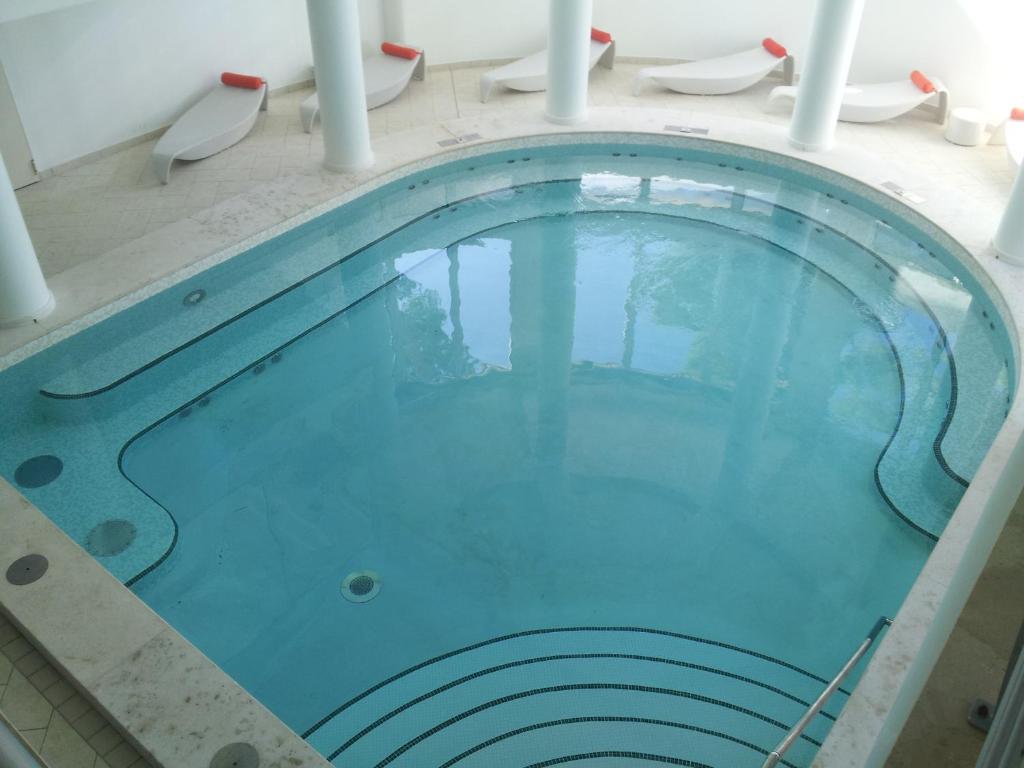 a large swimming pool in a hotel room at Hotel Terme Marine Leopoldo II TERME & SPA in Marina di Grosseto