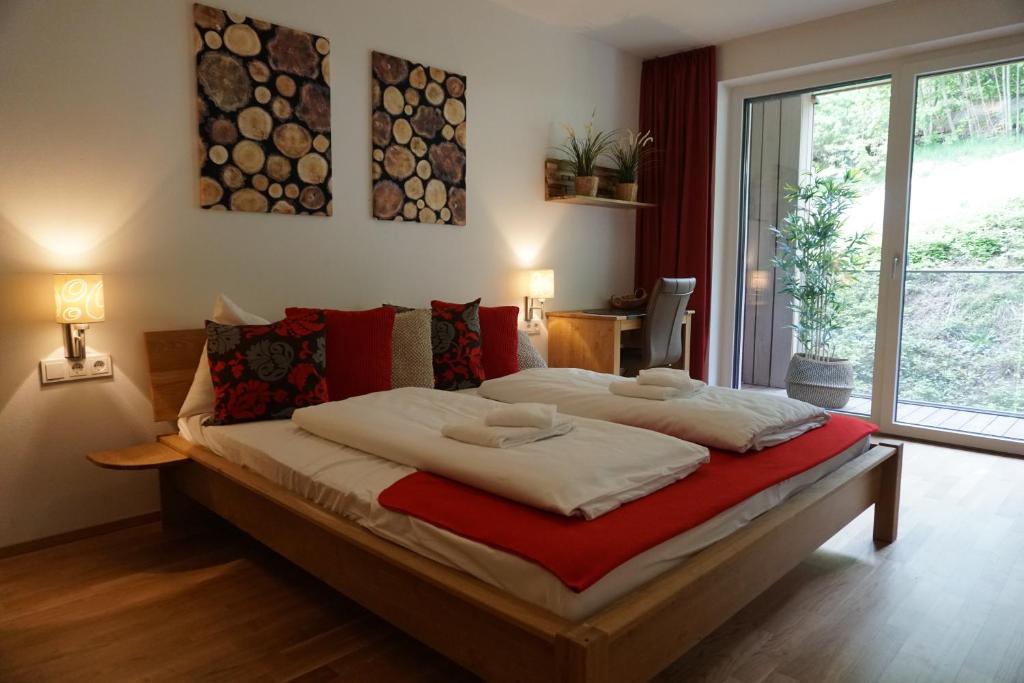 een groot bed in een kamer met een groot raam bij Alpin & See Resort in Zell am See