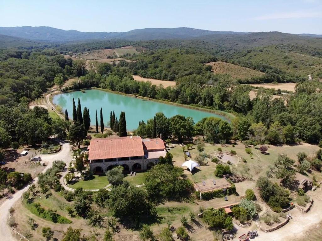 an aerial view of a house with a lake at Villa Sant Anna in Sassetta