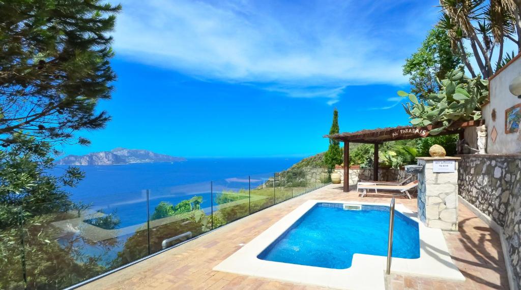 マッサ・ルブレンセにあるAmore Rentals - Villa Baccoの海の景色を望むヴィラ(スイミングプール付)