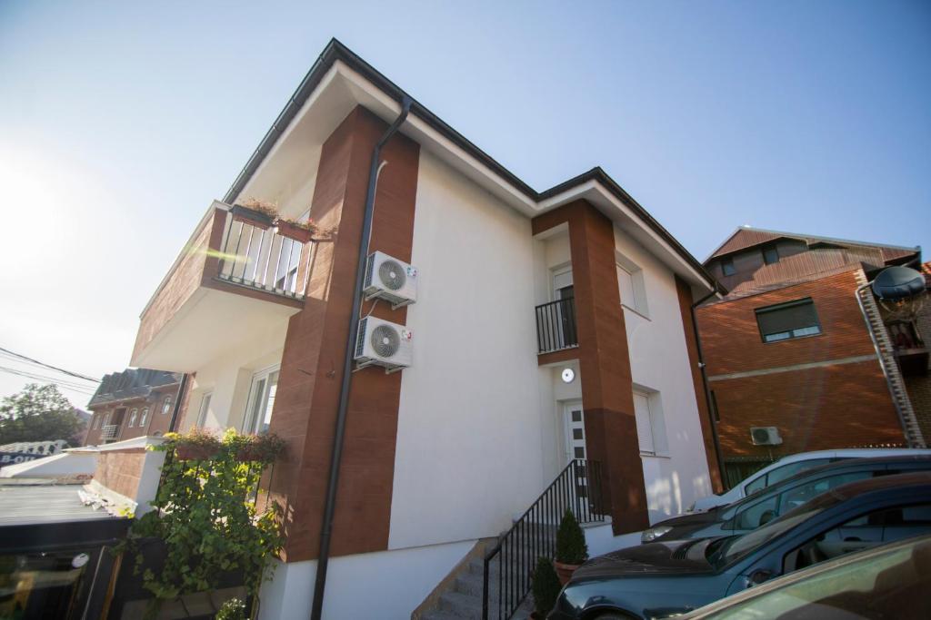 Budova, kde se aparthotel nachází