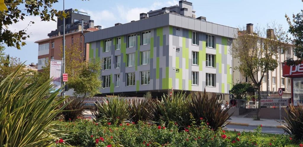 - un bâtiment vert et blanc dans une rue de la ville dans l'établissement Grisverde Suites, à Istanbul