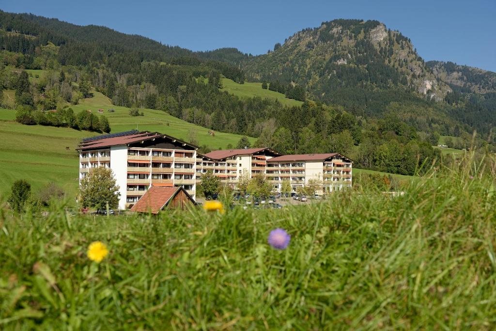 un edificio en medio de un campo de hierba en DIE GAMS Hotel Restaurant en Bad Hindelang