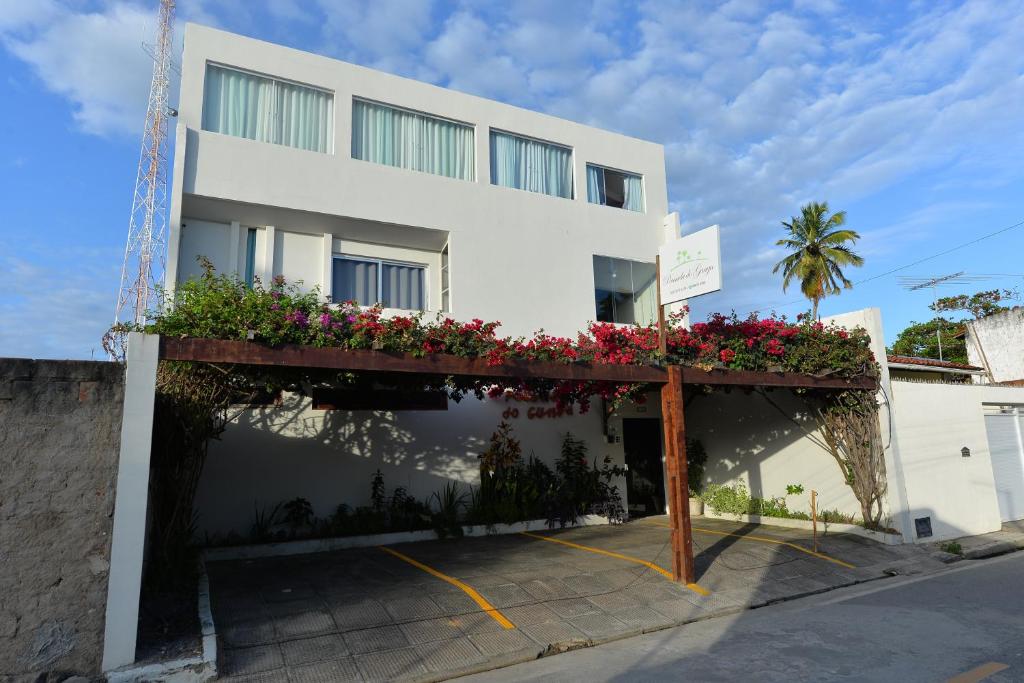- un bâtiment avec un balcon fleuri dans l'établissement Pousada do Gunga, à Barra de São Miguel