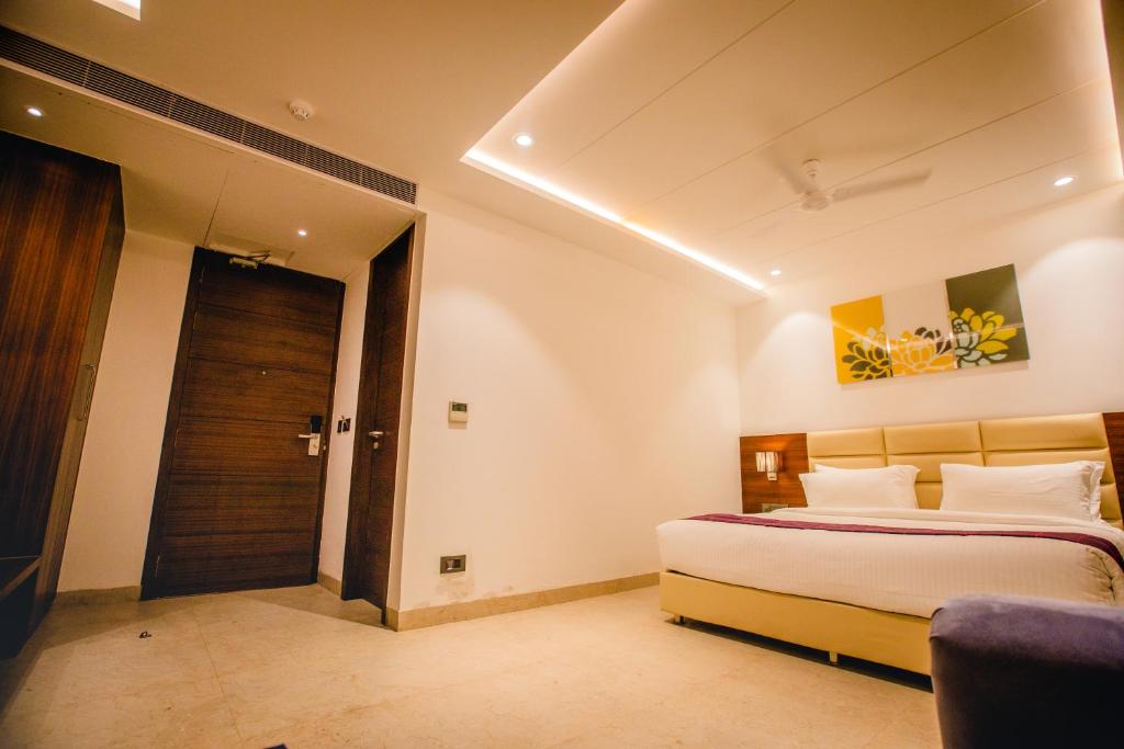 Postel nebo postele na pokoji v ubytování Hotel Ten Square, India