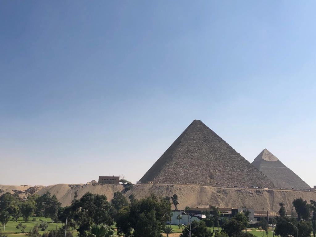 una vista de las pirámides de giza en cairo en Elite Pyramids Inn Islamic inn en El Cairo