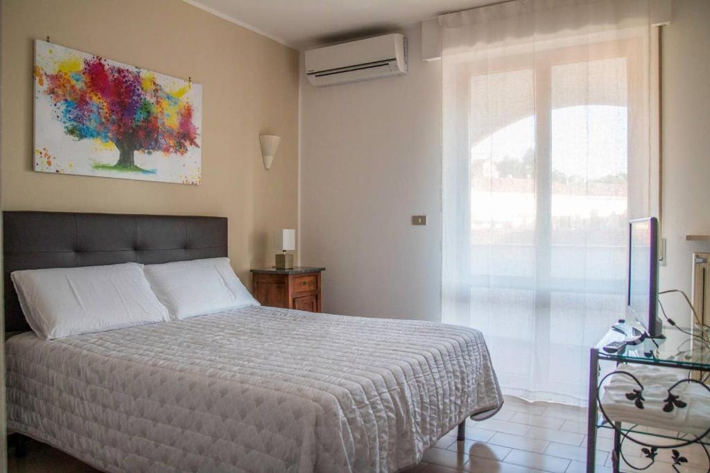 A bed or beds in a room at La Loggia su Acqui. Centro, wi-fi, aria condizionata, ascensore