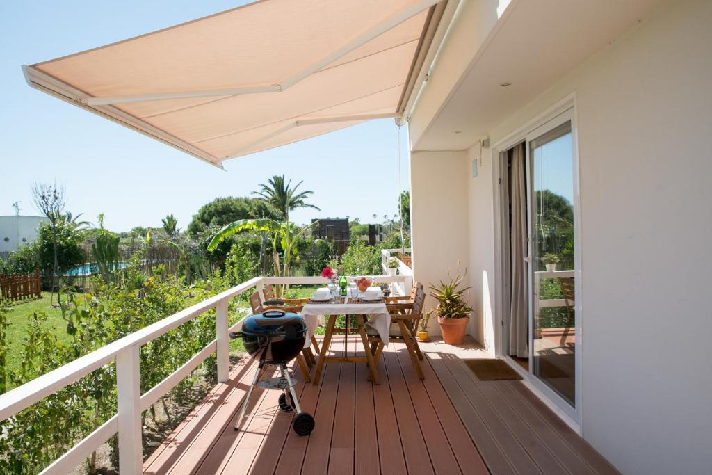 A balcony or terrace at Casara Seis o Casara Siete - Tu casa a 100m de la playa de Zahora