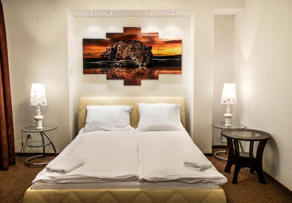 sypialnia z łóżkiem z obrazem na ścianie w obiekcie Hotel Hensch w Łodzi