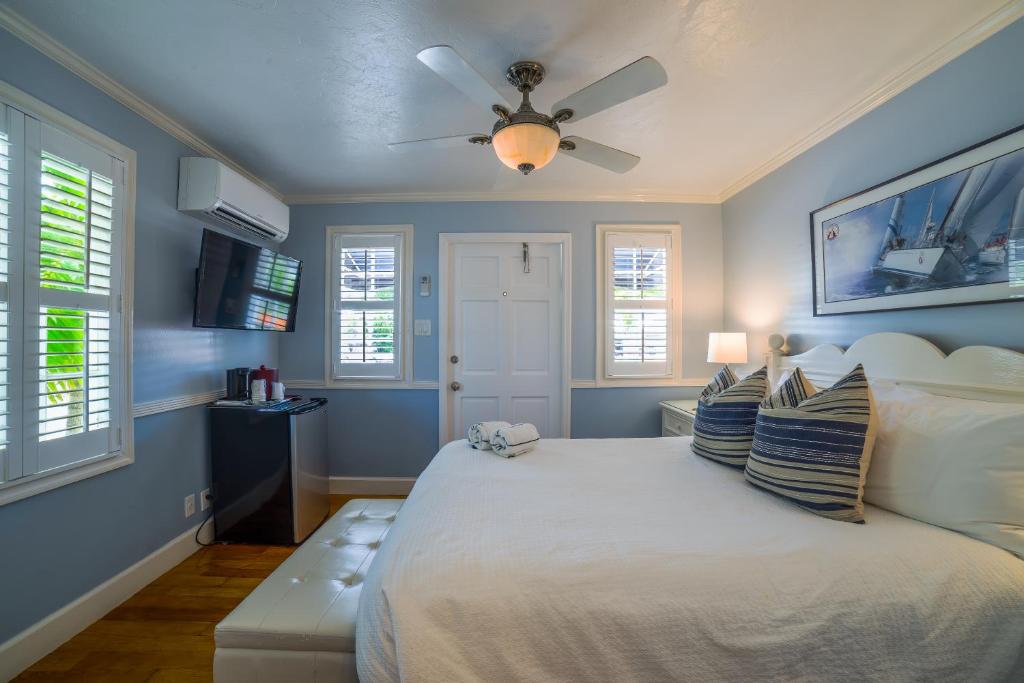 Postel nebo postele na pokoji v ubytování Duval Inn - Key West