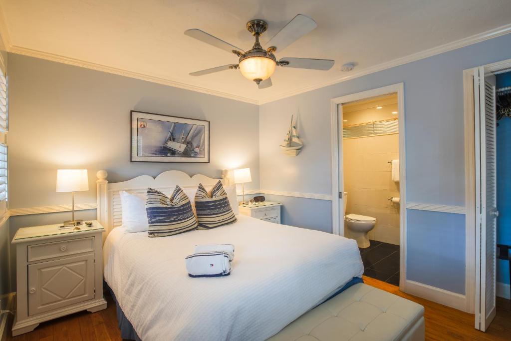Postel nebo postele na pokoji v ubytování Duval Inn - Key West