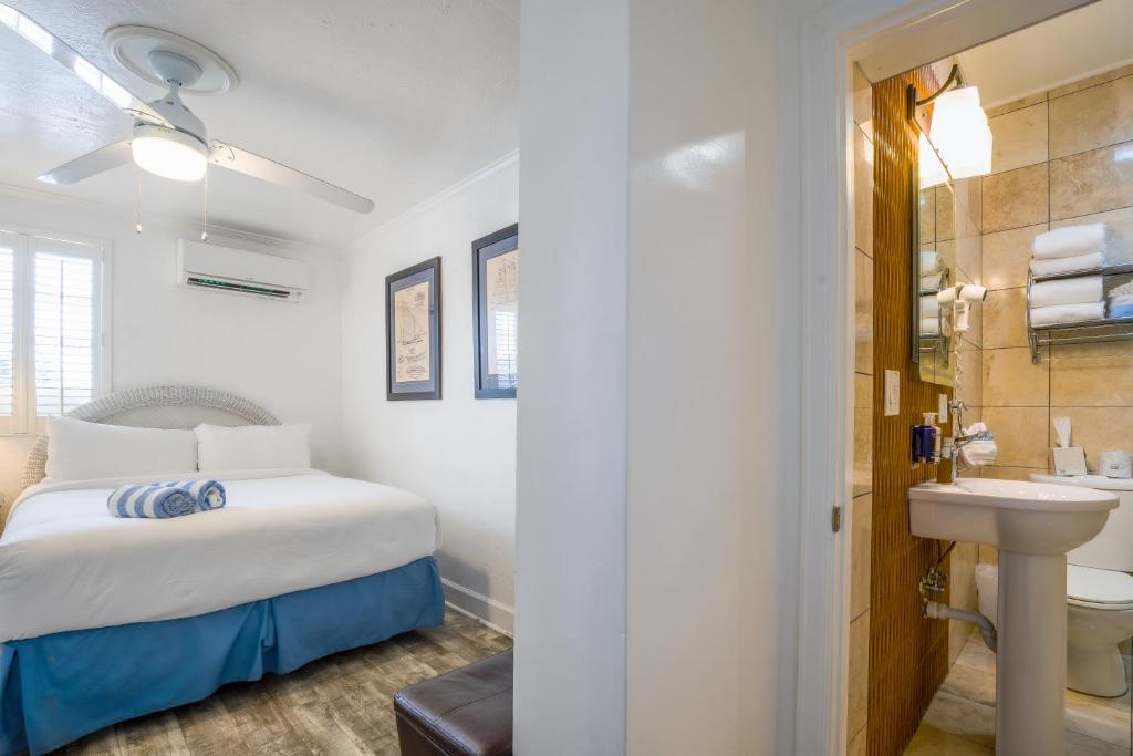 Postel nebo postele na pokoji v ubytování Duval Inn - Key West
