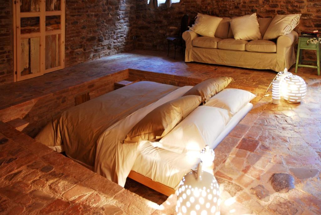 Postel nebo postele na pokoji v ubytování Castello di Granarola Relais - Adults Friendly -