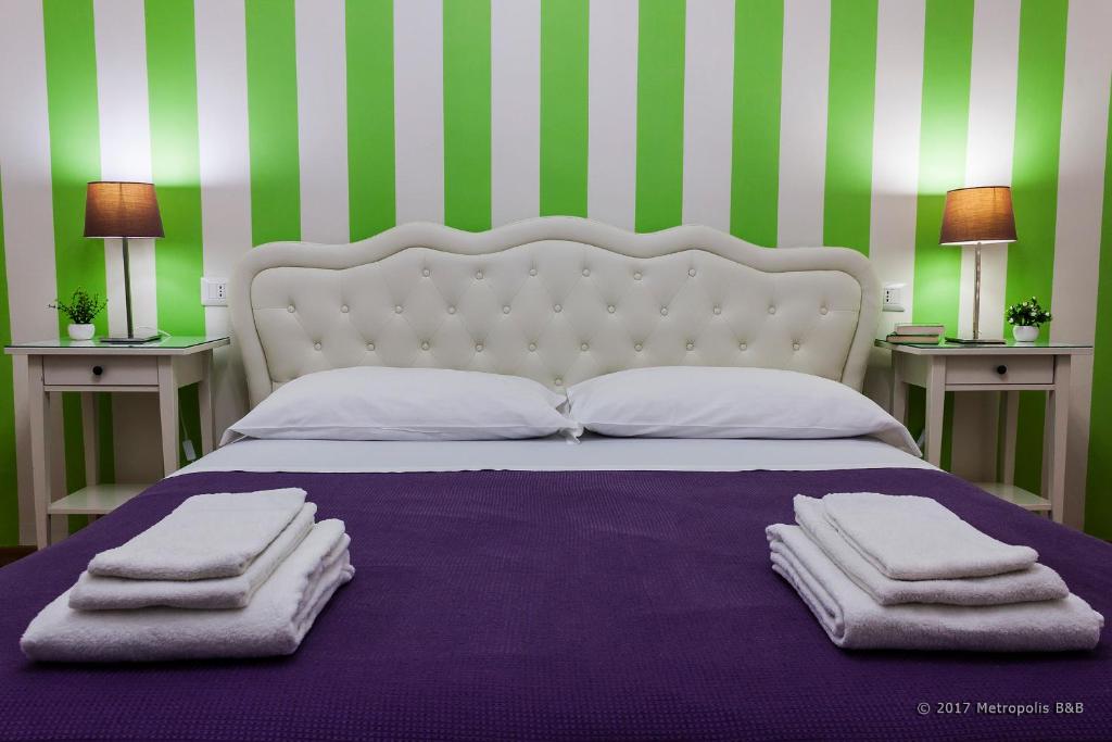1 dormitorio con 1 cama con toallas en Metropolis B&B, en Messina