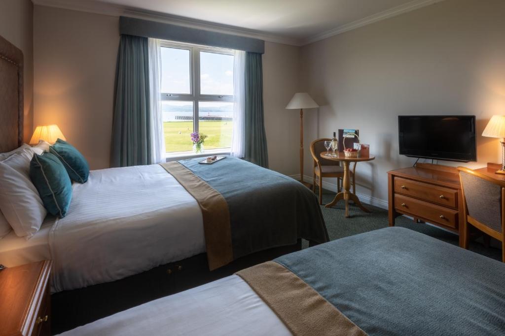 Postel nebo postele na pokoji v ubytování Inishowen Gateway Hotel