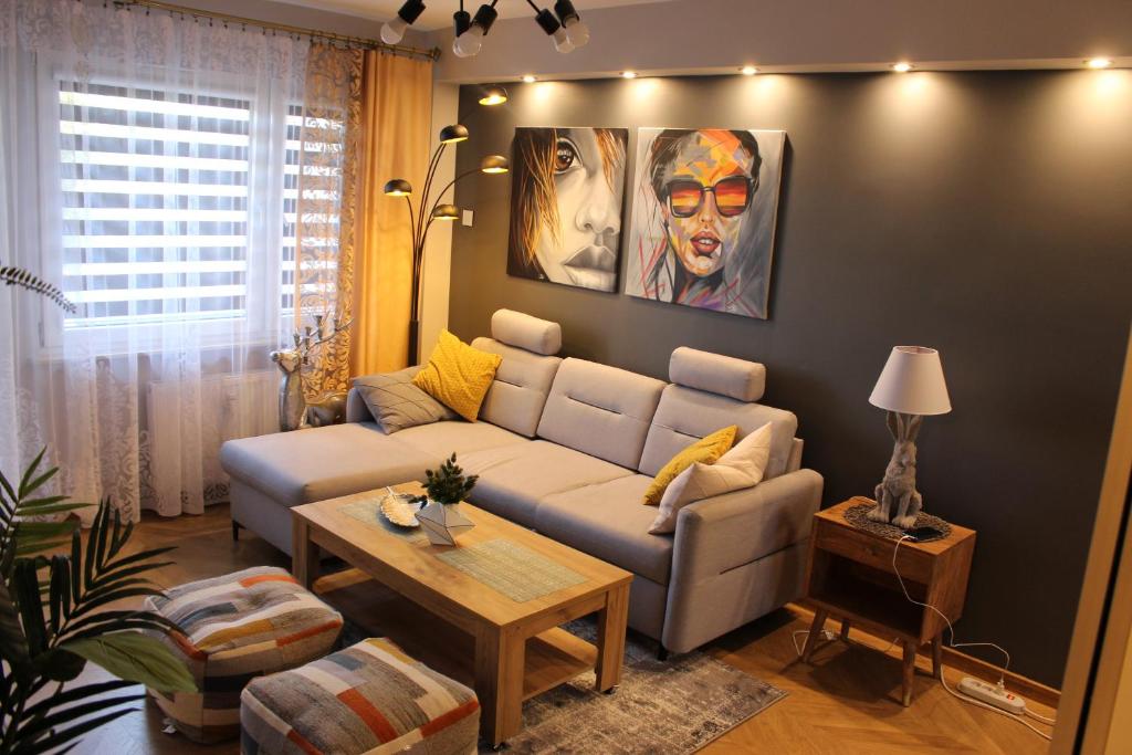 uma sala de estar com um sofá e uma mesa em Apartament Euro 1 Bytom em Bytom