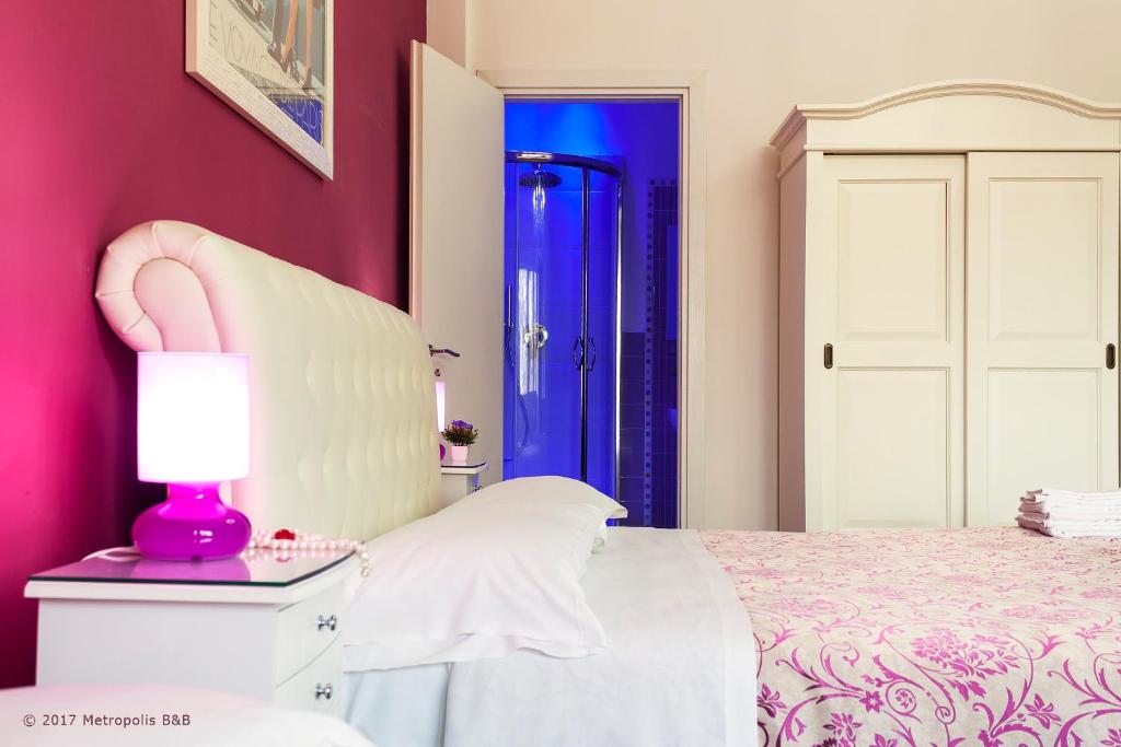 Postel nebo postele na pokoji v ubytování Metropolis B&B