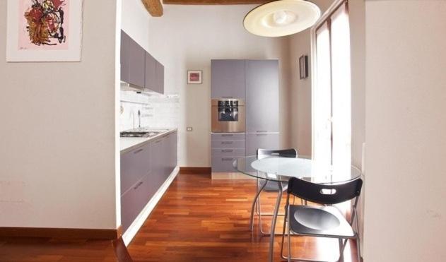 una cucina con tavolo e sedie in una stanza di The Diamond Flat a Parma