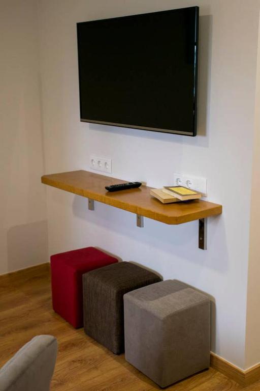 Televízia a/alebo spoločenská miestnosť v ubytovaní Alojamientos MYL