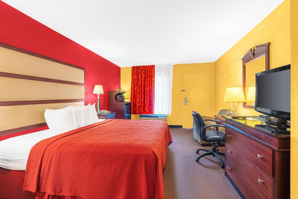 Welcome Inn - King Room With Roll-In Shower - Disability Access