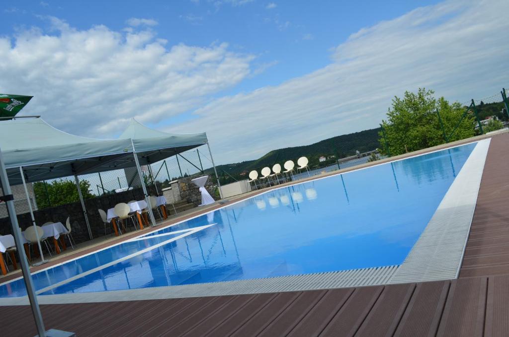 Bazén v ubytování Hotel Rakovec nebo v jeho okolí