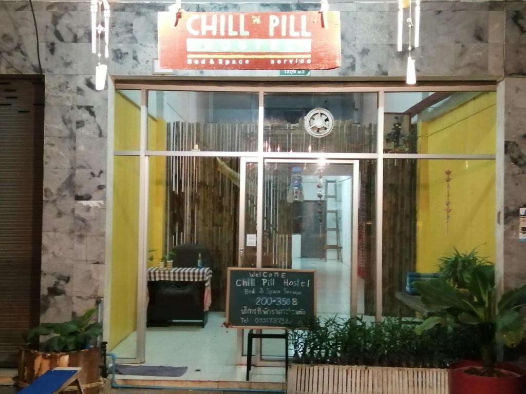 un ristorante con un cartello sulla parte anteriore di Chill Pill Hostel a Chiang Khan