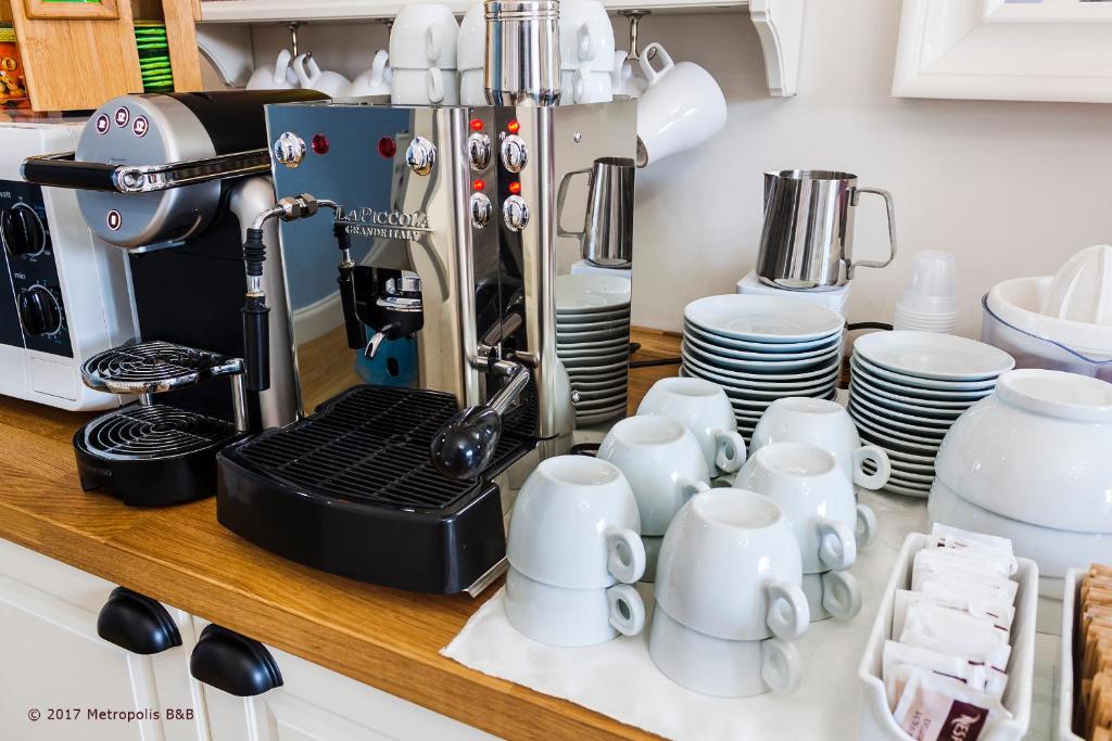 Příslušenství pro přípravu čaje a kávy v ubytování Metropolis B&B
