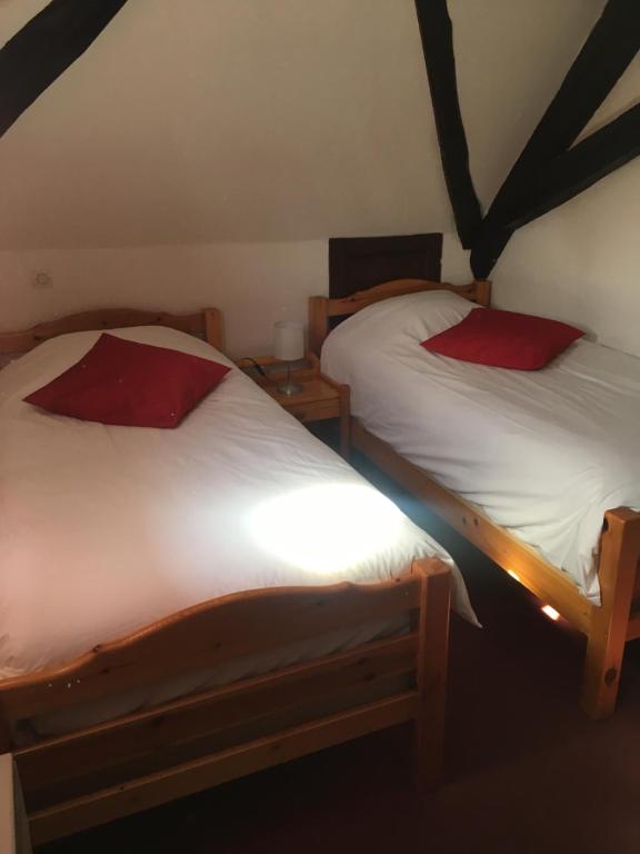 two twin beds in a room at Auberge du Tisserand in Gommersdorf