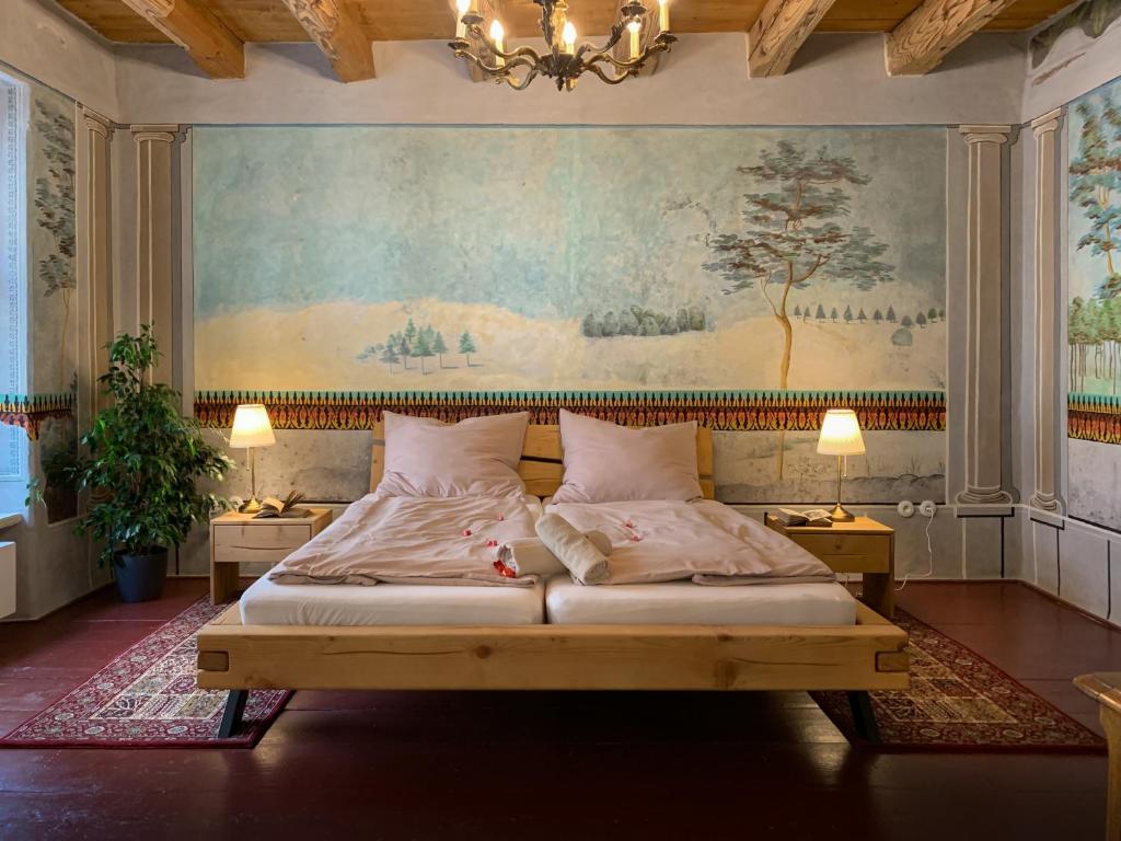 מיטה או מיטות בחדר ב-Lucerna - dům s duší Příbor