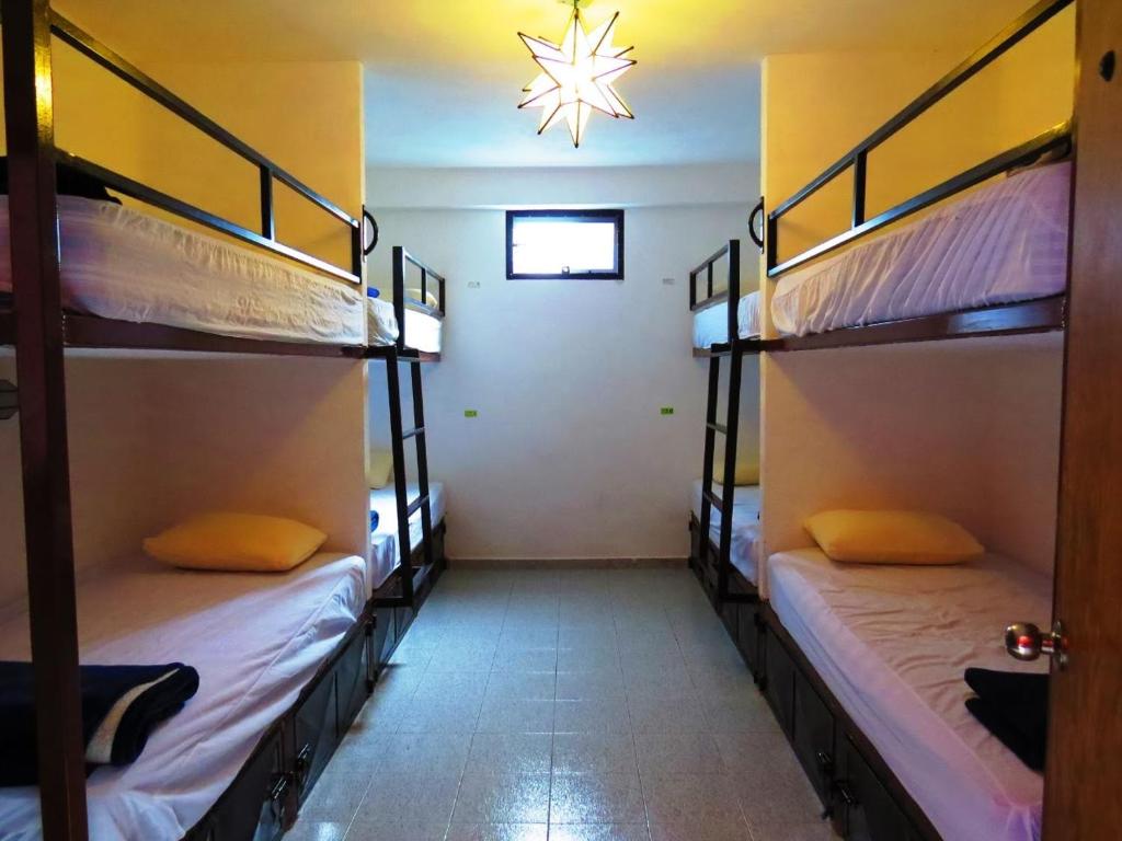 Postel nebo postele na pokoji v ubytování La Catrina Hostel