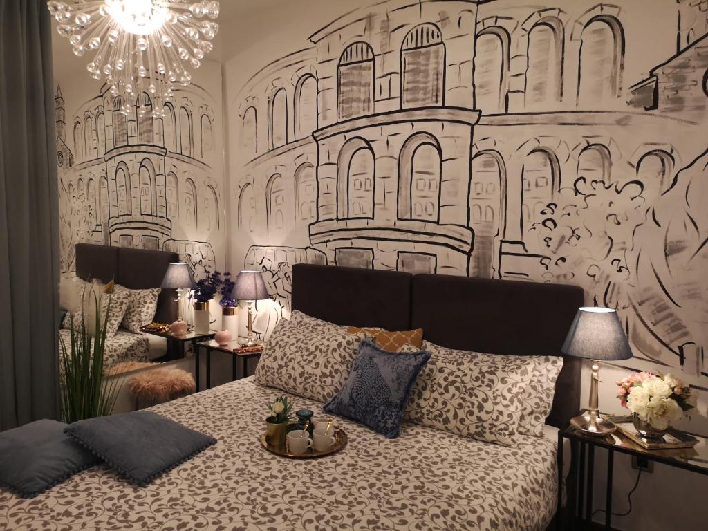 um quarto com uma cama e um mural de parede em Arena Design Apartments with FREE Private Parking and with a terrace em Pula