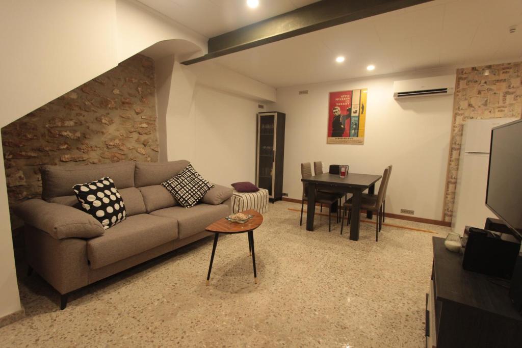ein Wohnzimmer mit einem Sofa und einem Tisch in der Unterkunft Can Clos Bonet carrer Colon in Amposta