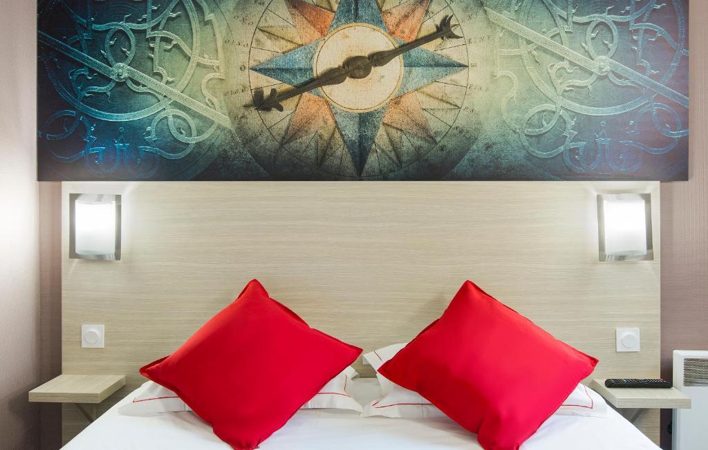 Postel nebo postele na pokoji v ubytování HÔTEL ÉDEN - Metz Nord - Woippy - Porte du Luxembourg - A31