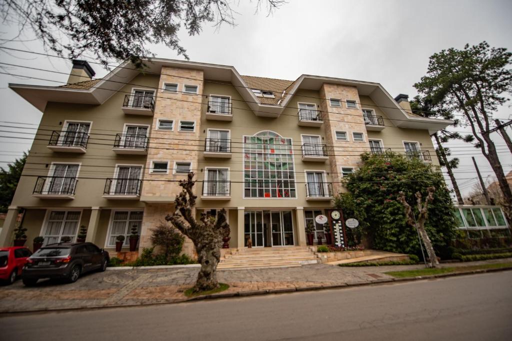 un gran edificio al lado de una calle en Pousada Annecy - Fácil acesso ao centrinho e Baden Bar, en Campos do Jordão