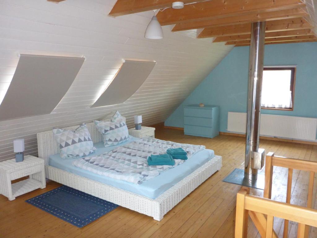 ein Schlafzimmer mit einem großen weißen Bett in einem Zimmer in der Unterkunft Ferienhaus Bohlen in Emden