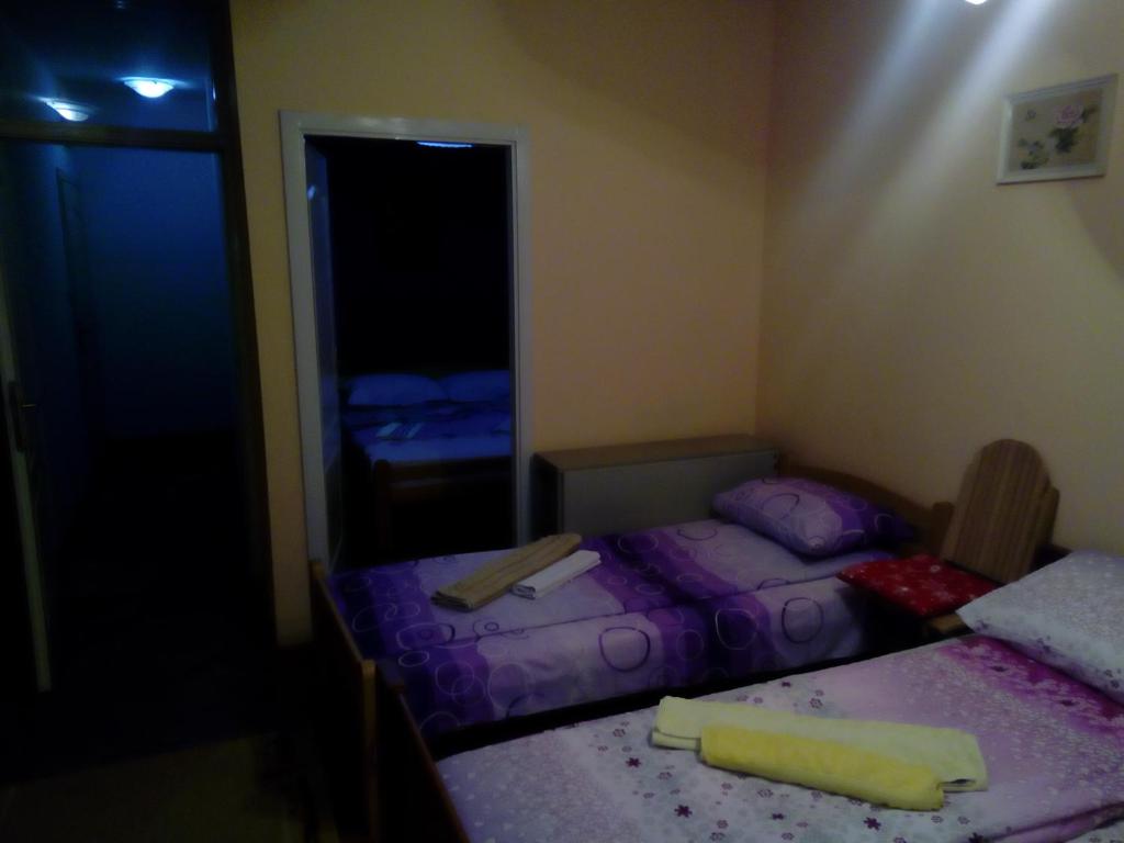 Postel nebo postele na pokoji v ubytování Guest house Mirijevski Konak
