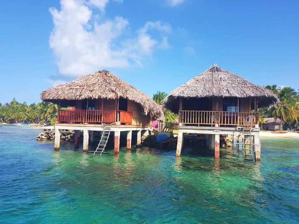 dos cabañas en el agua en una playa en San Blas Islands - Private Cabin Over-the-Ocean + Meals + Island Tours, en Mandinga