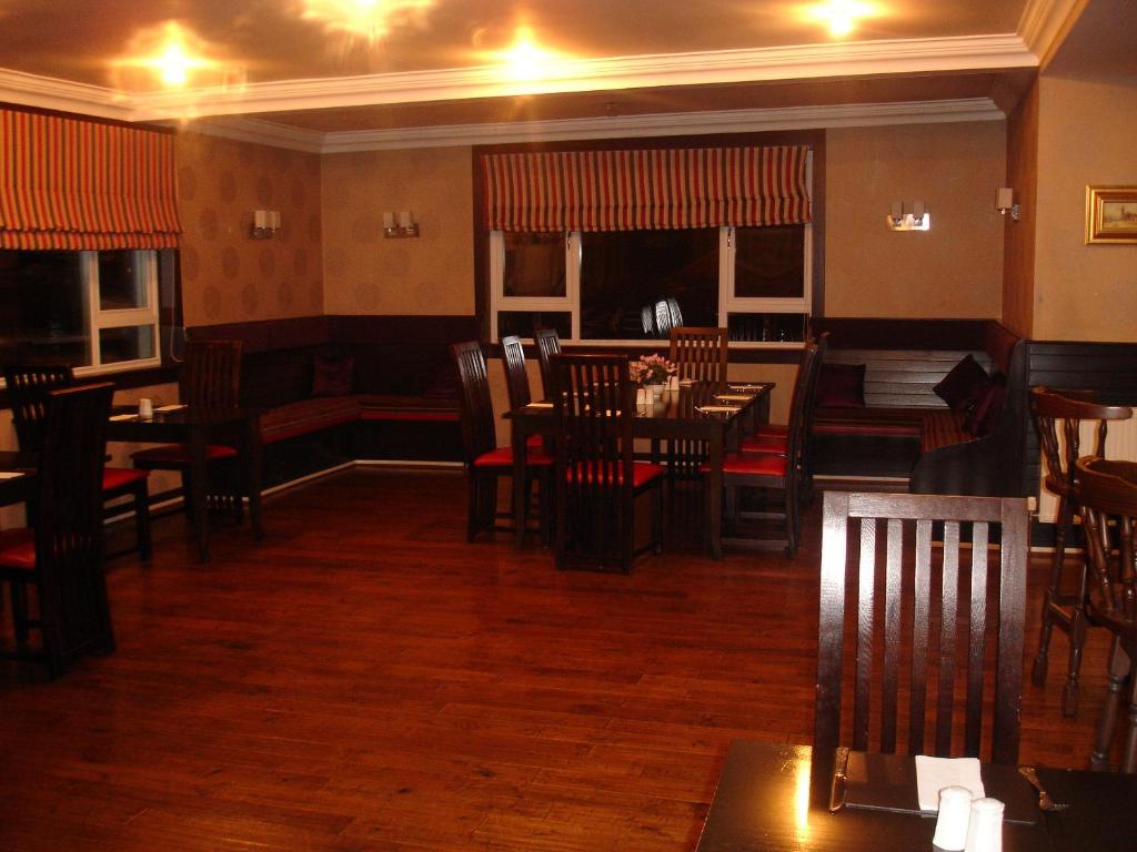 Restaurace v ubytování Glencarse Hotel