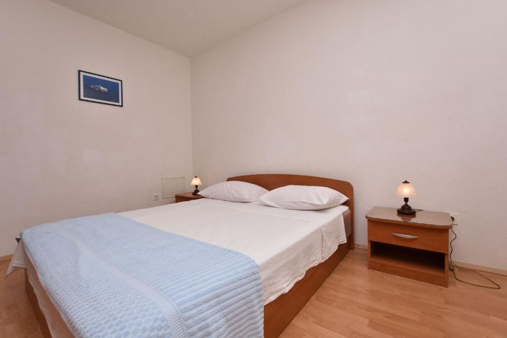 Postel nebo postele na pokoji v ubytování Apartments and Rooms Jakov