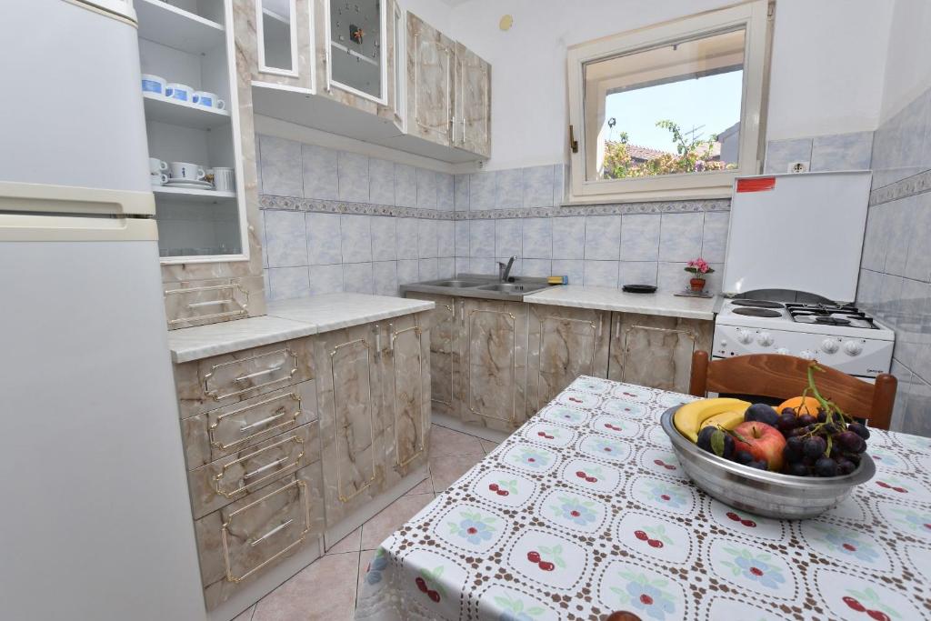 Kuchyň nebo kuchyňský kout v ubytování Apartments and Rooms Jakov